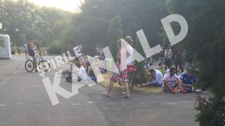 Parcul Herastrau a devenit &ldquo;Raiul&rdquo; jucatorilor de Pokemon Go! Sute de tineri stau pe gazon si incearca sa atraga monstruleti cu forta mare de lupta!