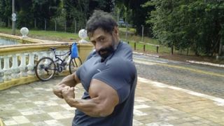 Toata lumea radea de el ca arata rau, asa ca si-a injectat steroizi in muschi. Cum arata cand isi da tricoul jos!