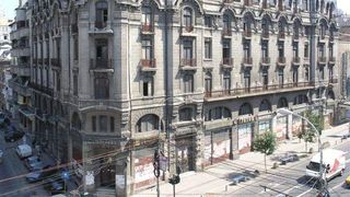 Fantoma unei tinere bantuie celebrul Hotel Cismigiu! Legenda tinerei care a cazut in casa liftului e infioratoare!