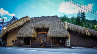 Pensiunea unde te intorci in timp! Dormi pe saltea din paie si ai stergare pe pereti