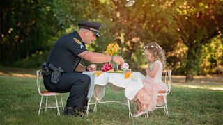 O fetita de 2 anisori a pregatit o petrecere pentru politistul care i-a salvat viata. Povestea emotionanta din spatele acestei fotografii