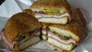 Cel mai tare sandwich inventat de americani. Uite ce iti trebuie pentru acest deliciu