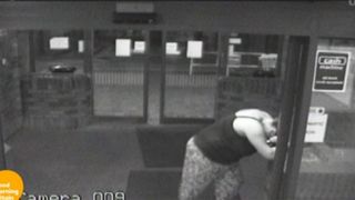 Imagini incredibile.A nascut in mai putin de un minut in fata unui spital. In acest timp sotul cauta un loc de parcare