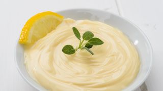 Maioneza de casa e delicioasa, dar inghite foarte mult ulei. Uite cum faci maioneza FARA ulei. Secretul de care au nevoie toate gospodinele