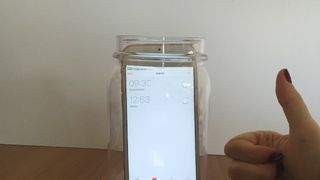 Nu te poti trezi dimineata? Pune-ti telefonul peste noapte intr-un pahar si vei scapa de aceasta problema