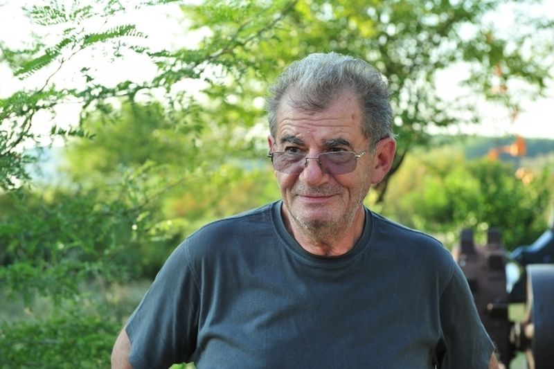 Actorul Florin Zamfirescu, printre vedetele care au marturisit ca imbratiseaza copaci