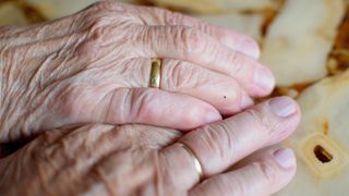 Doar 20 de minute a putut sa mai traiasca un barbat, dupa ce sotia lui a decedat. Au fost casatoriti 63 de ani si s-au stins din viata in aceeasi zi