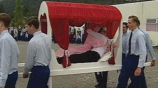 Testul pe care trebuie sa-l treaca femeile dintr-o comunitate crestina izolata ca sa fie considerate bune de maritat