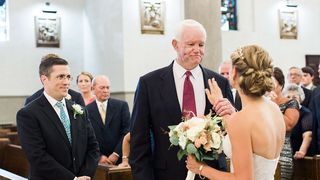 A murit, dar a fost alaturi de fiica lui in cel mai emotionant moment al vietii ei. Cel care a primit inima lui a fost cel care a condus-o pe tanara la altar