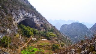 Oamenii pesterii in 2016. Aproape 100 de oameni locuiesc intr-o pestera gigant din China