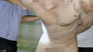 Profesor, batut si dezbracat de parinti dupa ce a agresat sexual o eleva. A umblat gol pe strada pana cand politistii i-au dat o mana de ajutor