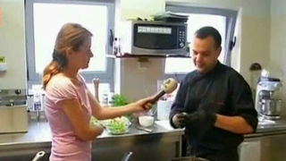 Legume proaspete, sos dulce-acrisor si ierburi aromate, ingredientele pentru cele mai delicioase parjoale de post. Totul e gata in mai putin de o ora