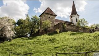 Satul romanesc in care o casa costa cat un salariu "mai decent". Aici mai locuiesc doar 7 oameni, dar locul este mirific