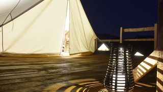 S-a deschis primul camping de lux din Romania. Unde este si cat costa o noapte de cazare intr-un cort incantator