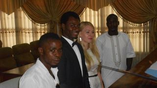 Poveste de iubire sau casatorie de convenienta? O ieseanca se plange ca autoritatile nu il lasa pe sotul nigerian pe care l-a cunoscut pe internet sa vina in Romania