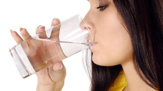 Ce se intampla atunci cand bei apa pe stomacul gol, imediat dupa ce te-ai ridicat din pat