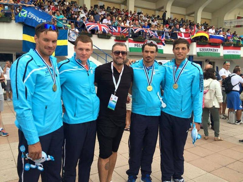 Botezatu alaturi de Condrat (al doilea din stanga) si de colegii din lotul de kaiac