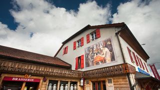 Acesta este singurul loc din lume in care poti dormi in doua tari diferite, in acelasi timp!