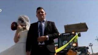 Un mire din Kurdistan a venit cu excavatoarele la nunta, dupa mireasa. Reactia tinerei cand a vazut utilajele