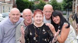 Un barbat adoptat si-a reintalnit familia dupa 42 de ani de cautari. Timp de trei ani a fost coleg de munca cu unul dintre frati, fara ca vreunul dintre ei sa banuiasca ceva