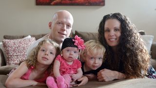 Un barbat si-a impuscat mortal sotia si cei trei copii, apoi s-a sinucis. Familia devenise cunoscuta, dupa ce unul dintre copii a suferit un transplant de inima la sase zile de la nastere