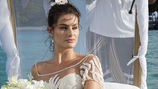 Cea mai curajoasa rochie de mireasa! Cea care a imbracat-o a pasit spre altar aproape dezbracata. Desi e lunga pana in pamant, rochia a lasat sa se vada tot