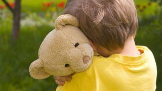 "Vreti sa cumparati un ursulet?" Gestul unui baietel de 7 ani i-a frant inima unui politist