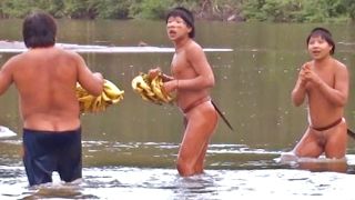 Imagini surprinzatoare din Brazilia. Membrii unui trib izolat au avut primul contact cu lumea exterioara