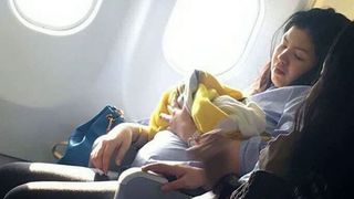 O femeie a nascut in avion, cu trei luni mai devreme. Stewardesele au facut un gest uimitor, iar pasagerii au reactionat imediat