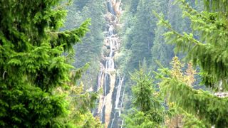 Se numeste Cascada Cailor si este cea mai mare cascada din Romania. Si-a primit denumirea dupa o intamplare care a avut loc in urma cu multi ani