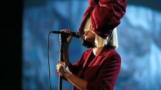 Sia, cantareata care a concertat miercuri la Bucuresti, data in judecata de fanii din Israel. Isi cer banii inapoi