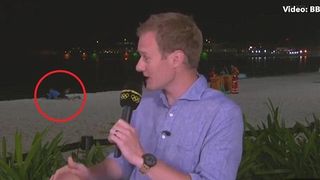 Au facut asta in direct, nestiind ca reporterul transmite live. S-au facut de rasul intregii tari. Reactia jurnalistului e fabuloasa