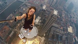 Aceasta tanara face cele mai periculoase selfie-uri din lume! Ametesti doar cand te uiti la fotografii