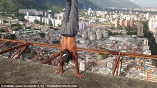 Un atlet a fost surprins atrenandu-se pe marginea unei cladiri de sase etaje, fara nicio protectie: &bdquo;Oamenii au fost uimiti, socati"