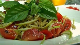 Dacă vă plac pastele trebuie să ştiţi că există o alternativă raw vegană, cel puţin la fel de gustoasă! Iata cum puteti pregati spaghete din dovlecei