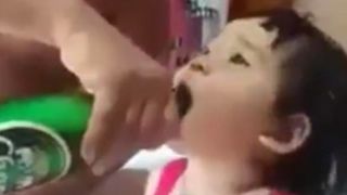 Parinti DEPRAVATI. I-a turnat bebelusului bere pe gat si apoi i-a dat toata sticla sa o bea