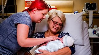 Poveste nebuna! Cum a ajuns o femeie sa poarte in pantec copilul fiicei sale