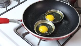 A pus oua in capacele de la borcan, iar rezultatul este spectaculos! Iata cum poti transforma banala omleta intr-un mic dejun regesc