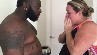 E impresionant ce a facut un instructor de fitness pentru clienta lui. S-a ingrasat aproape 30 de kilograme ca sa slabeasca alaturi de ea. Cum arata acum cei doi