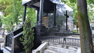 Adevarul despre legendele celui mai "tehnologizat" cavou de la Bellu! Are Tiberiu Urdareanu loc de veci cu aer conditionat, lift si cartela de acces? Imagini in premiera!