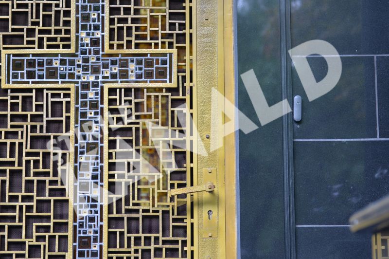 Accesul se face pe baza de card