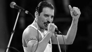 Imagini nemaivazute cu Freddy Mercury. S-a nascut in Zanzibar, in 1946, si a mers la scoala in India. Viata nestiuta a fostului solist Queen