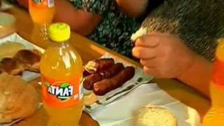 Reteta perfecta pentru un chef romanesc autentic. Gratarele, micii, fasolea cu ciolan si berea rece nu pot sa lipseasca