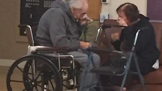 Dupa ce au fost casatoriti 62 de ani, doi soti sunt acum fortati sa traiasca separat. Fotografia cu cei doi care isi iau ramas-bun iti rupe inima