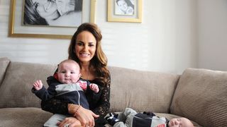 A renuntat la scoala la 17 ani pentru ca a ramas insarcinata cu gemeni. La scurt timp, a devenit milionara. Povestea femeii care a uimit o lume intreaga