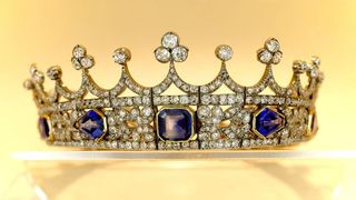 Britanicii vor sa salveze coroana Reginei Victoria. Bijuteria ar urma sa fie vanduta pentru 5 milioane de lire, dar Guvernul cauta solutii sa o pastreze in tara!
