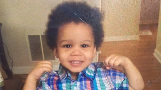 Un barbat i-a cerut fiului iubitei sale sa se ridice si sa se lupte "ca un barbat", desi avea doar 2 ani, inainte sa il ucida in bataie