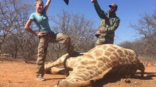 Dupa ce s-a fotografiat alaturi de girafa pe care a impuscat-o, fetita de 12 ani care vaneaza pentru distractie face o declaratie socanta