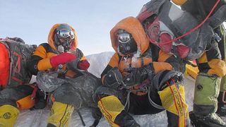 Doi alpinisti din India au primit "interzis" la a se mai urca pe Everest timp de 10 ani dupa au publicat pe net poze false cu ei in varful muntelui