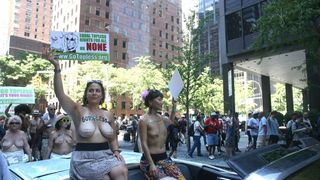 Gest nebun al feministelor din America. Au iesit pe strada in bustul gol pentru a promova egalitatea de gen